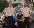 Bild: picture alliance/Polizei Landshut/dpa
Als Dankeschön für seine Hilfe besuchten zwei Polizisten den Bub erneut und schenkten ihm einen Polizei-Teddybären.