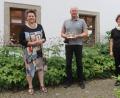 Bild: Kunz
Petra Vorsatz und Sebastian Schott (von links) haben auf dem Dachboden des Stadtmuseums wertvolle Porzellanstücke aus den Beständen der ehemaligen "Bavaria Porzellanfabrik Ullersricht" gefunden.