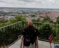 Bild: BRK-Kreisverband Straubing-Bogen
Manfred S. an einem Sehnsuchtsort: Von der Terrasse der Bergwirtschaft aus genießt der Tumor-Patient den Blick auf Amberg. Das BRK-Herzenswunsch-Hospizmobil hat das möglich gemacht.