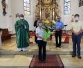 Bild: exb/Pfarrei Neunkirchen
Martina Egeter wird von den Verantwortlichen der Kirchenstiftung und des Pfarrgemeinderats mit Pfarrer Thomas Kohlhepp verabschiedet.