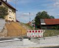 Bild: wro
Bis auf einige Restarbeiten ist die Sanierungsmaßnahme Carl-Ulrich-Straße abgeschlossen. Die Böschung muss noch bepflanzt werden.