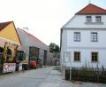 Bild: Thomas Dobler
Der Museumshof zwischen dem Museumsgebäude (rechts) und dem neuen Archivgebäude (hinten) soll wieder hergerichtet werden. Man will den früheren Graben zuschütten und als Grünfläche nutzen, so dass der Hof größer wird und auch für Feste genutzt werden kann.