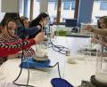 Bild: Naabtal Realschule/exb
Die Schülerinnen der Naabtal-Realschule in Aktion. Die Girls’ Day Akademie half ihnen dabei, einen besseren Einblick in die MINT-Berufe zu bekommen. Ziel ist es, dass mehr junge Frauen über den beruflichen Tellerrand blicken.