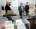 Bild: Huber
Mit Hut, Mundschutz und Wanderstock: Kulturreferent Fabian Kern, Bürgermeister Martin Preuß, Museumsmitarbeiter Michael Herzog und Museumsleiterin Julia Riß (von links) inspizieren die Exponate der Ausstellung "Urlaub aus dem Depot".