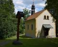 Bild: jr
Ein Gottesdienst findet am Sonntag, 19. Juli, vor der Gommelbergkapelle in Pleußen statt. Dabei wird auch das renovierte Feldkreuz gesegnet.