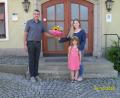 Bild: kro
Bürgermeister Franz Schöner gratulierte der neuen Jugendbeauftragten des Marktes Mähring, Sophie Köstler, zu ihrer Ernennung. Darüber freute sich auch ihre jüngere Schwester Amelie.