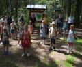 Bild: jr
Eine erlebnisreiche Wanderung unternahmen 13 der 16 Vorschulkinder des Konnersreuther Kinderhauses „Mutter vom guten Rat“ auf dem Walderlebnispfad bei Waldsassen. Mit dabei waren auch Kinderhausleiterin Imke Steinert (hinten, Vierte von rechts) und sieben ihrer Mitarbeiterinnen.