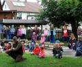 Bild: wro
Das erste Insektenhotel ist bereits fertig.Voller Stolz zeigen es die Kinder, ihre Erzieherinnen und die Naturpark-Ranger, Marie Wittmann und Jonas Ständer (vorne von links), im Garten des Kinderhauses.