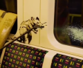 Screenshot: instagram.com/banksy
Eine Ratte hustet eine Farbwolke ans Fenster. Hinter dem Kunstwerk steckt der britische Künstler Banksy.