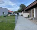 Bild: Eichl
Der Verbindungsgang zwischen Gemeindehaus (rechts) und Kindergarten macht einen Tekturbauantrag notwendig; abgelegte Kinderkleidung in dem Gang ist eine Brandlast, die ursprünglich nicht mitbedacht worden war.