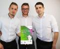 Bild: lst
Da ist das Ding: Stolz präsentieren Robin Bauer, Sandro Wolfram und Alexander Strehl (von links) die Urkunde der Kategorie „Publikumspreis“ des Sächsischen Gründerpreises.