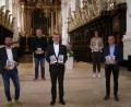Bild: pz
Bei der Präsentation des neuen Kunstführers in der Basilika, vorne von links Fotograf und Verleger Marcel Peda, Stadtpfarrer Thomas Vogl und Autor Dr. Ludger Drost sowie auf der Stufe vorm Volksaltar (von links) Kirchenpfleger Martin Rosner und Pfarrgemeinderats-Sprecherin Sabine Ernstberger.