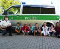 Bild: sm
Die beiden Polizistinnen Manuela Weidhas (links) und Nicole Wettinger (rechts) waren zu Besuch im Kindergarten "Haberlandkinder". Die sieben Vorschulkinder lernten dabei unter anderem das richtige Überqueren der Straße.