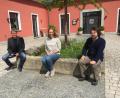 Bild: exb
Das Bild täuscht: Heimat-Unternehmer und Öko-Modellregion wollen nicht Abstand halten, sondern näher zusammenrücken. Projektkoordinator Alfred Wolf von den Heimat-Unternehmern vereinbarte mit Managerin Lisa Hertel und Projektmanager Markus Frank von der Öko-Modellregion (von links) eine intensivere Zusammenarbeit.
