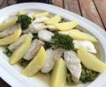 Bild: Michael Schiffer
Wenn die Kartoffeln durch sind, kommen die Fischfilets hinzu und dürfen sechs Minuten mitgaren. So bleiben sie ganz zart.