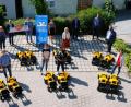 Bild: do
Insgesamt 14 Kinder-Traktoren überreichen Regionalmarktleiter Stefan Schedl und die Zweigstellenleiter der Volksbank Raiffeisenbank Nordoberpfalz an Vertreter der Kindergärten aus dem Zuständigkeitsbereich des Geldinstituts.