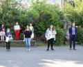 Bild: njn
Geschäftsstellenleiter Alexander Goblirsch (links) und Bankmitarbeiter Viktor Hofmann (rechts) überreichten im Beisein von Rektorin Sabine Graser (Zweite von links) die Preise an die besten Künstler der Schule.