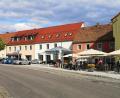 Bild: lnz
Sehbehinderte müssen am Unteren Markt in Mitterteich die üblichen Laufwege entlang der Häuser verlassen, um die Gastronomiebereiche zu umgehen oder die Bushaltestelle zu erreichen. Im Bauausschuss wurde nun bemängelt, dass die im Vorjahr zugesicherten Hilfsmarkierungen nach wie vor fehlen.