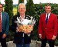 Bild: zer
Hans-Georg Birkmüller (links) und Dietmar Schaller (rechts) überbrachten Jubilar Joseph Frischholz ein Geschenk der Gesangvereine von Pirk und Luhe.