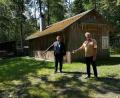 Bild: lnz
Der neue Bouleplatz soll direkt neben der Skihütte des TuS Mitterteich im Naherholungsgebiet Großbüchlberg entstehen. TuS-Präsident Anton Bauernfeind und Bürgermeister Stefan Grillmeier (von rechts) deuten auf die dafür vorgesehene Fläche.