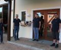 Bild: exb
Stolz präsentieren sie den Defibrillator (von links): Karl Hottner (stellvertretender Kommandant), Daniel Künzel (stellvertretender Vereinsvorsitzender), Vorsitzender Konrad Bierner und Kommandant Michael Werner.