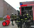 Bild: Gabi Schönberger
Die Feuerwehr rückt an, weil es in einer Wohnung zu starker Rauchentwicklung kommt.