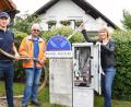 Bild: no
Assistiert von (von links) Chris Brandl von Brandl Services und Egon Deinhard vom Tiefbauunternehmen Egon Kabelbau GmbH, legt Bürgermeisterin Brigitte Bachmann den Hebel für schnelles Internet in Aicha um.