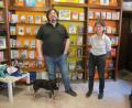 Bild: Anke Schäfer
Rosemarie und Carl Mayr mit Buchhandlungs-Hund Muck von der Amberger Buchhandlung Mayr freuten sich über viele neue Leser.