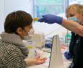 Bild: DRK-Blutspendedienst NSTOB
Maske und Fiebermessen sollen auch beim Blutspenden in der Pressather Stadthalle am 29. Juli zum Infektionsschutz beitragen.