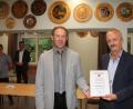 Bild: frd
Bürgermeister Josef Pretzl (links) überreichte die Ernennungsurkunde zum Altbürgermeister an seinem Amtsvorgänger Hubert Zwack. In seiner Laudatio hatte er dessen große Verdienste gewürdigt.