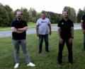 Bild: exb
Vorsitzender Heiko Hauer (links) und der Leiter des Ressortsports Christoph Gradl (rechts) stellen ihr neues Trainer-Team vor (von links): Michael Horn, Peter Jedlicka und Richard Vogel.