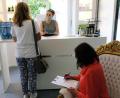 Bild: do
An diesem Tresen im Eschenbacher Friseursalon "Theodora's" richtet der Täter am Donnerstagabend ein Messer auf zwei Frauen.