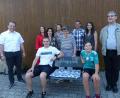Bild: sl
Stolz steht Jubilarin Klara Schwabl (Mitte) mit ihren Kindern und Enkeln vor ihrem neuen Lieblingsplatz: die Bank, die sie zum Geburtstag geschenkt bekommen hat. Zu ihrem Ehrentag gratulieren auch Pfarrer Adam Nieciecki (rechts) und Bürgermeister Anton Kappl (links).