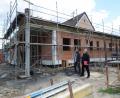 Bild: bey
Seit einer Woche ist der Rohbau des Anbaues beim Feuerwehrhaus Hammerles fertig. Bürgermeister Reinhard Sollfrank (links) hob die gute Zusammenarbeit mit Planer Josef Schöberl (rechts) hervor und dankte auch den beteiligten Firmen für die zuverlässige Arbeit.