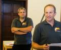 Bild: do
In der Gemeinderatssitzung werben Kommandant Johann Groher (rechts) und sein Stellvertreter Stefan Lautner mit Blick auf die Neubaupläne des Feuerwehrhauses für die Vorschläge der Brandschützer.