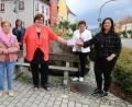 Bild: Roland Wellenhoefer
Freudestrahlend nahm Claudia Grillmeier (rechts) ihre erste Spende als Schirmherrin der Aktion Lichtblicke entgegen. Die Arbeitsgemeinschaft sozialdemokratischer Frauen im Landkreis Tirschenreuth hatte den Erlös des Benefiz-Kaffeekränzchen von 900 Euro der Aktion gespendet. Mit auf dem Bild (von links): 
Annegret Dworschak (Aktion Lichtblicke), Simone König, (Stellvertretende AsF Kreisvorsitzende), Waldtraut Gmeiner, (Stellvertretende AsF Ortsvorsitzende), Katrin Hüttner (Stellvertretende AsF-Kreisvorsitzende), Christine Trenner, (AsF-Kreisvorsitzende), Bezirksrätin Brigitte Scharf (SPD Kreisvorsitzende) und Claudia Grillmeier.