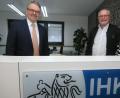Bild: Hirsch
IHK-Gremiumsvorsitzender Hubert Döpfer (rechts) stellte Markus Huber als neuen Leiter der Geschäftsstelle Schwandorf vor.