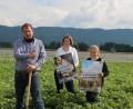 Bild: olr
Karl und Luzia Gröschl mit Tochter Anna auf einem ihrer Felder im Kreis Regensburg – hier wachsen Kartoffeln, die später in Neunburg vorm Wald zu Chips verarbeitet werden.