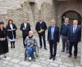 Bild: szl
Die Verdienst- und Ehrenmedaille der Stadt Tirschenreuth verlieh Bürgermeister Franz Stahl an Kerstin Kurzeck, Olga Luft, Günher Franz und Martina Sötje (von links). Verabschiedet aus dem Amt wurden der ehemalige Sport- und Jugendbeauftragte Huberth Rosner und Johann Schmidt als Ortssprecher der Gemeinde Hohenwald. Nach 51 Jahren im öffentlichen Dienst geht nun auch Peter Geyer (rechts) in Ruhestand.