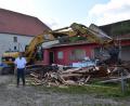 Bild: bö
Das Vereinsheim gleich neben dem historischen Salzstadel ist abgerissen. Der Platz wird künftig von Färbos-Versicherungen GmbH als Firmensitz genutzt werden. Die beiden Geschäftsführer Paul Färber und Thomas Färber waren noch kurz vor dem Abriss des Vereinsheimes auf der Baustelle.