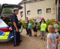 Bild: hl
Die Kinder durften auch einen Blick in den Kofferraum des Polizeiautos werfen.