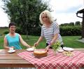 Bild: ubb
Kerstin Schraml serviert ihrer Schulleiterin, Doris Eckl, im idyllischen Garten der Neumühle einen leckeren Käsekuchen. Kuchen und Torten sind Schramls Spezialität. "Und ich hatte Glück in der praktischen Prüfung, weil das Thema Backen zu meinen Aufgaben gehörte", freut sie sich.