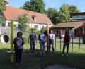 Bild: fks
Nistkästen in Gruppenfarbe nahmen Kinderpflegerin Elsa Schraml (links), Erzieherin Tanja Heinl (Dritte von links) und Erzieherin Tanja Heider (rechts) vom Elternbeirat entgegen.