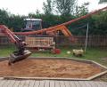 Bild: bjp
Den von einem Pressather Unternehmen gestifteten Sand füllen die Mitarbeiter des Trabitzer Gemeindebauhofs in den Sandkasten des Kindergartens.