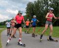 Bild: chl
Für die älteren Sportler (vorne links Lisa Gebhard und vorne rechts Ella Paul) stand unter anderem Rollski-Techniktraining auf dem Programm.