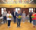 Bild: jma
Due Stadt Auerbach ehrt Mitarbeiter (von links): Personalrat Harald Schmidt, Margit Schulz, Bürgermeister Joachim Neuß, Gertrud Schwindl, Personalsachbearbeiterin Michèle Schwarz, Personalrat Markus Kirzdörfer und Anne-Marie Förster.