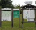 Bild: weu
Bei der aktuell laufenden Aktualisierung der Wanderwege im Landkreis ist auch eine neue Beschilderung vorgesehen. Daher muss die Gemeinde die bisherige Schilder, wie hier bei der Grundschule in Dieterskirchen, abbauen.