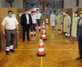 Bild: exb
Zum Dank für das ehrenamtliche Engagement der BRK-Mitglieder bei der TiKoCo19-Studie auf Stippvisite in der Tirschenreuther Sankt-Peter-Turnhalle: BRK-Kreisvorsitzender Franz Stahl (rechts) und BRK-Kreisgeschäftsführer Holger Schedl (Zweiter von links). Bei Gerald Wagner (links) liefen die Fäden seitens des BRK für die Antikörperstudie final zusammen.