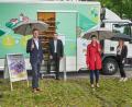 Bild: exb
Erbendorfs Bürgermeister Johannes Reger (links) und Geschäftsführer Martin Schmid (Mitte) begrüßen den Bayreuther Landrat Florian Wiedemann (Zweiter von links) mit Kreisrätin Christa Reinert-Heinz (Zweite von rechts) und Jana-Lisa Kirsch (rechts).
