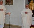 Bild: jr
Domvikar Andreas Albert (links) führte am Samstagabend den monatlichen Gebetstag um die Seligsprechung der Therese Neumann an. Mit im Bild Pfarrseelsorger Pater Benedikt Leitmayr, der weiterhin beharrlich die Konnersreuther Gebetsgemeinschaft anführt.